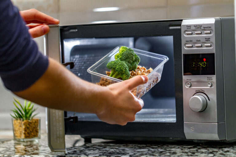 Can Plastic Go In The Microwave